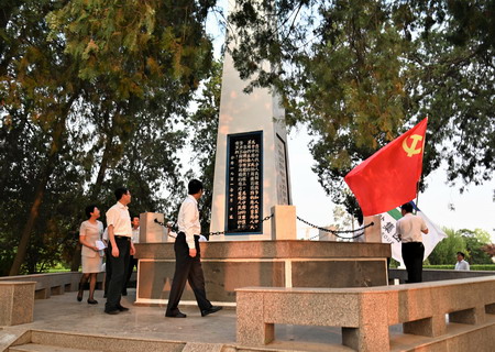 蘇鹽集團(tuán)開展“傳承紅色基因 學(xué)習(xí)守島精神”主題黨日活動